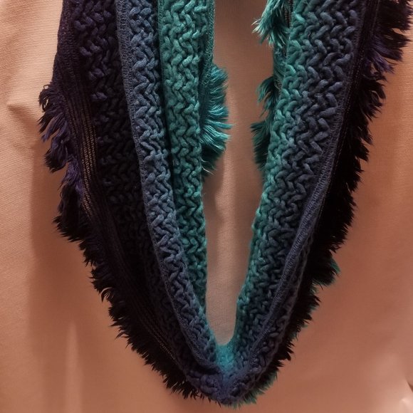 plush two-tone blue Mix It acrylic infinity scarf - Picture 2 of 9